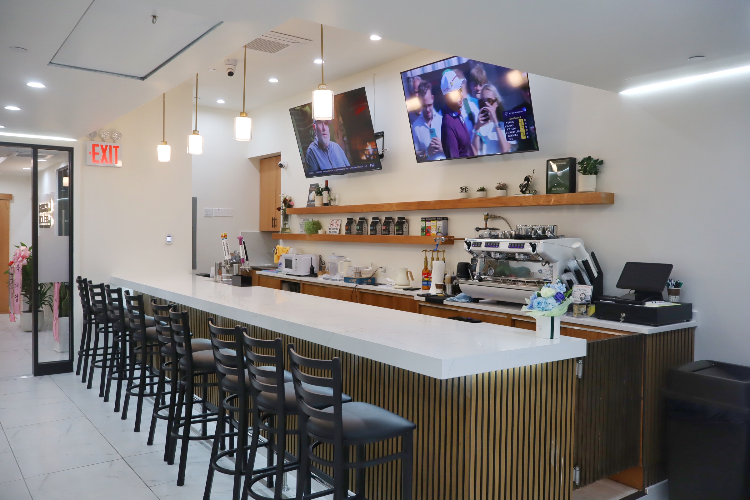 HOLE19 coffee and bar counter