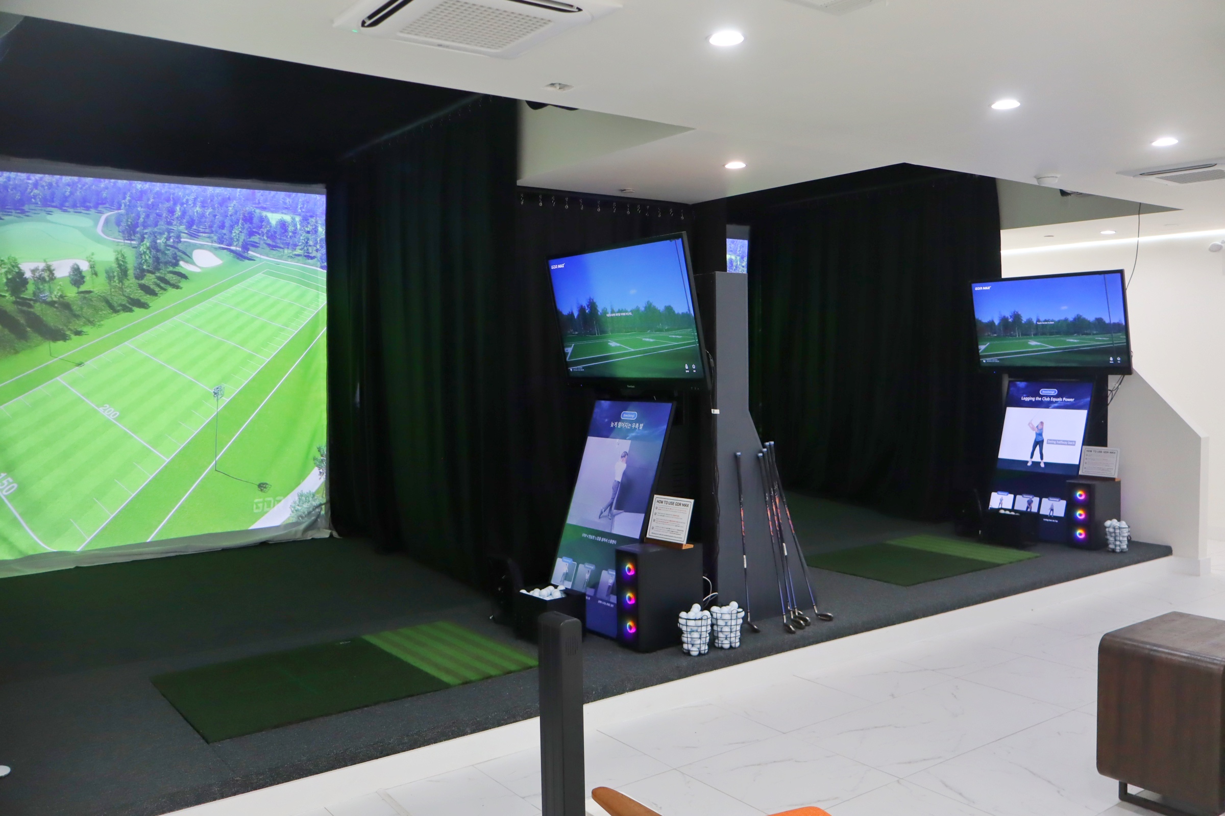HOLE19 golf simulator bay