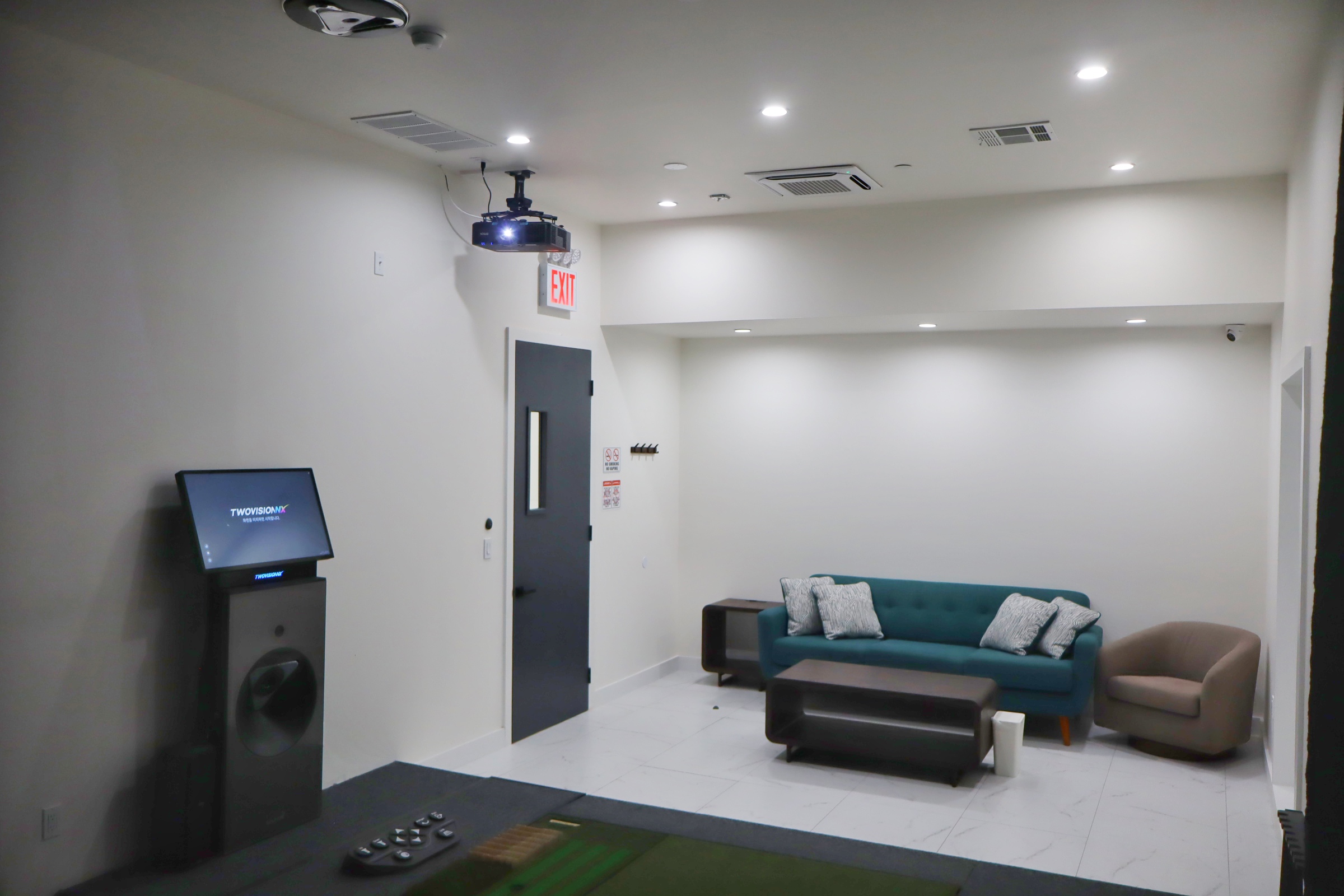 HOLE19 lounge seating area