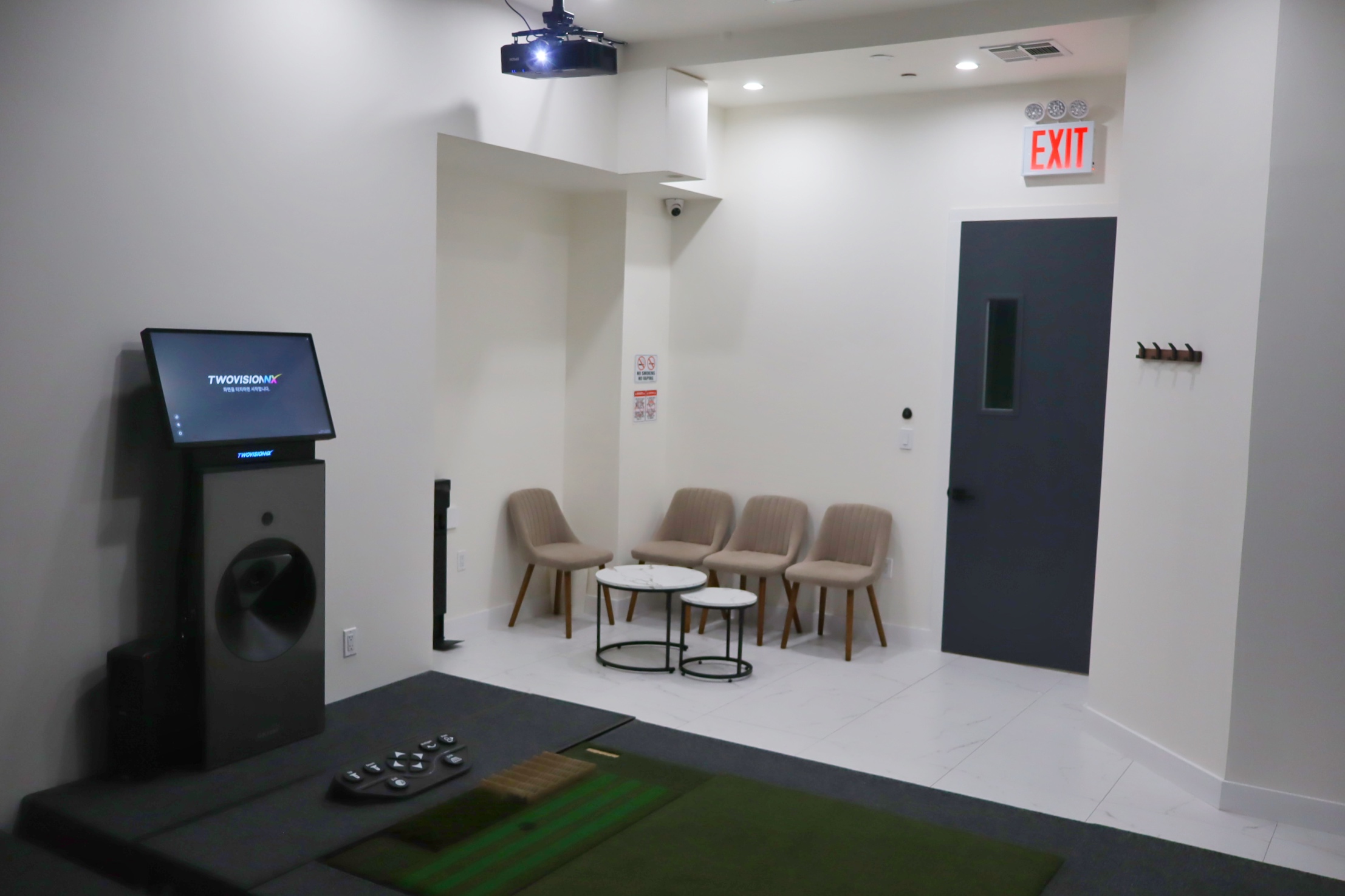 HOLE19 lounge space