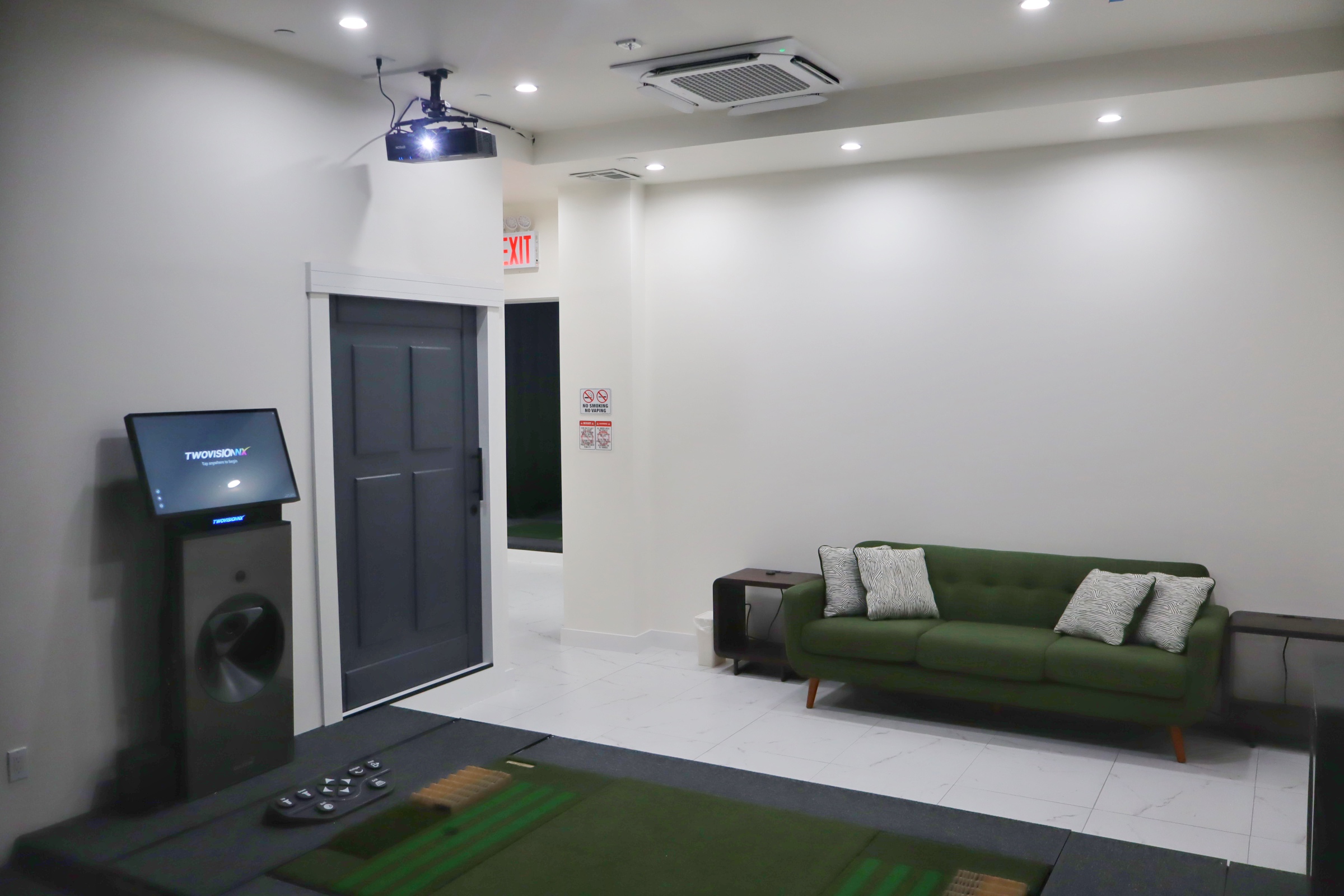 HOLE19 lounge space