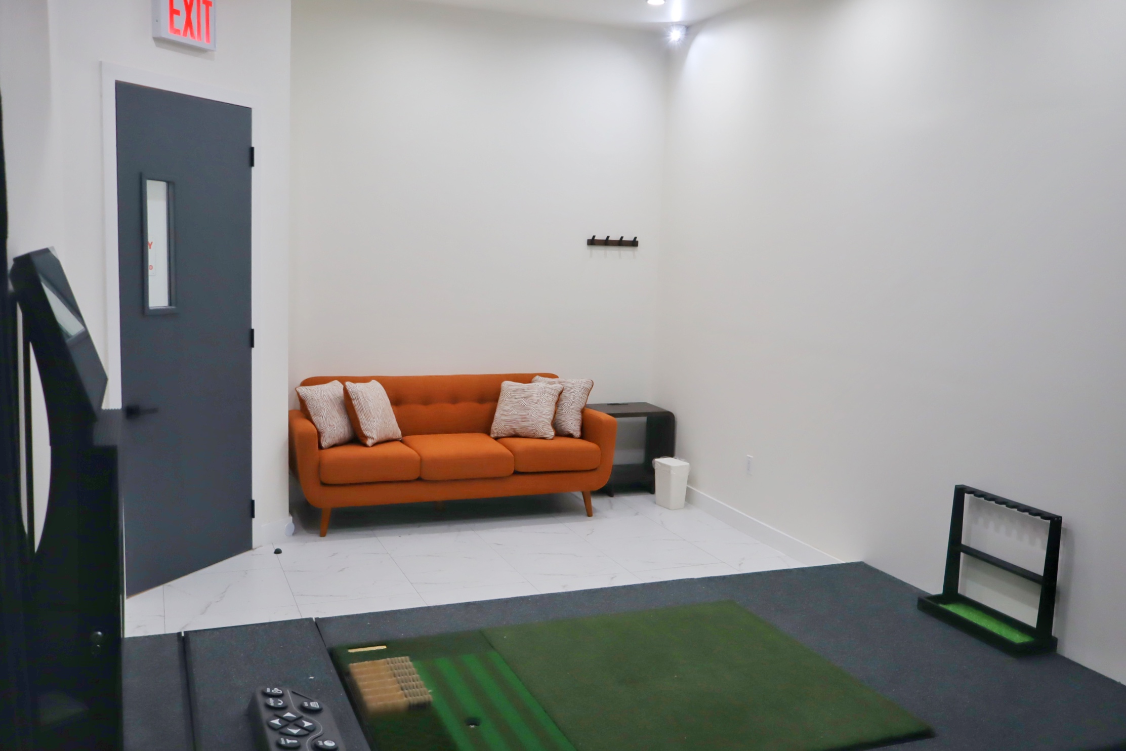HOLE19 lounge space