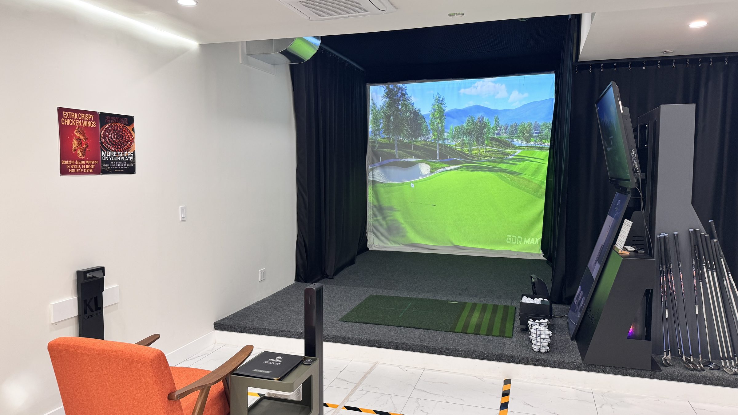 HOLE19 GDR simulator bay with the course on screen